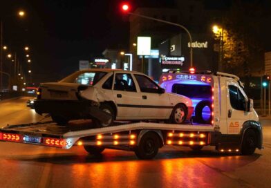 Kontrolden çıkan otomobil zincirleme kazaya neden oldu