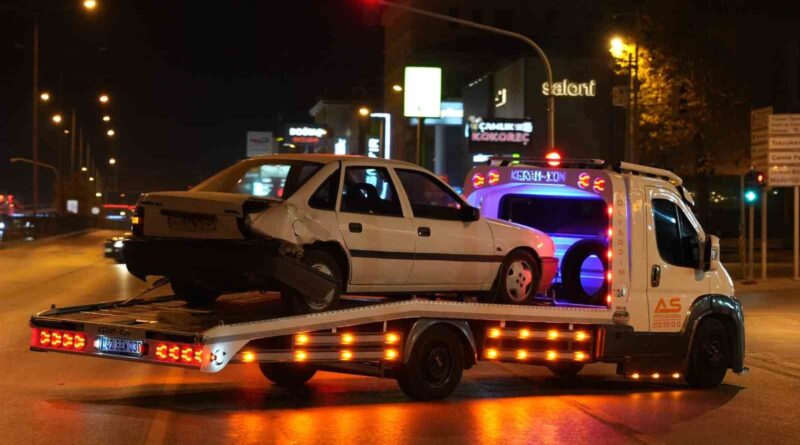 Kontrolden çıkan otomobil zincirleme kazaya neden oldu