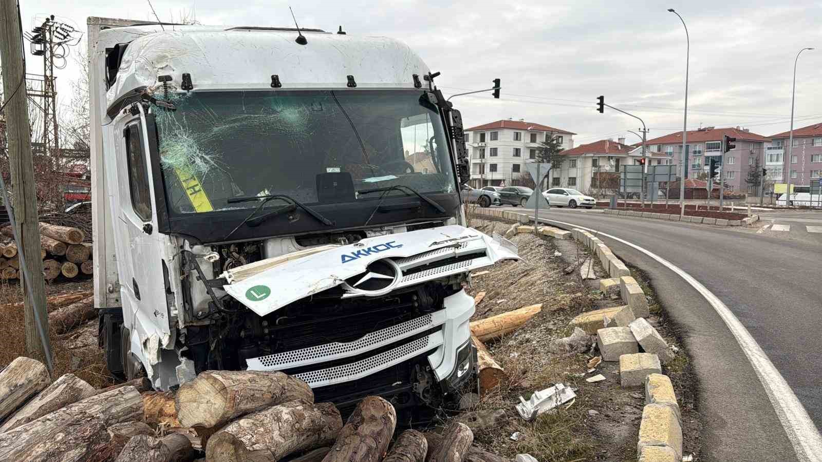 kontrolden-cikan-tir-kereste-fabrikasinin-deposuna-girdi-NpZmVHvw.jpg