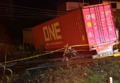 Kontrolden çıkan tırın raylara uçtuğu kazada tren seferleri durduruldu: 1 ölü