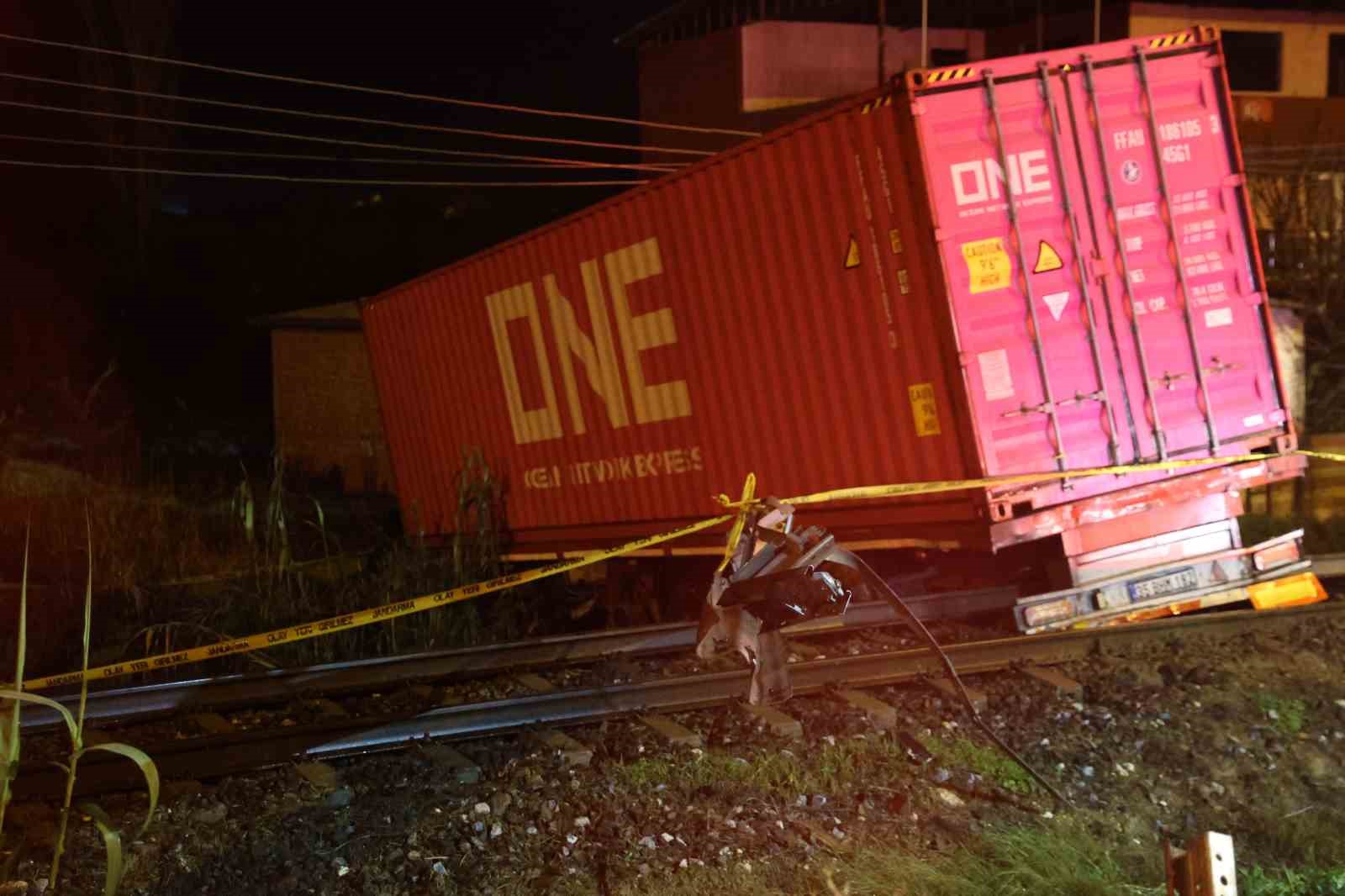 kontrolden-cikan-tirin-raylara-uctugu-kazada-tren-seferleri-durduruldu-1-olu-z2HDAdKy.jpg