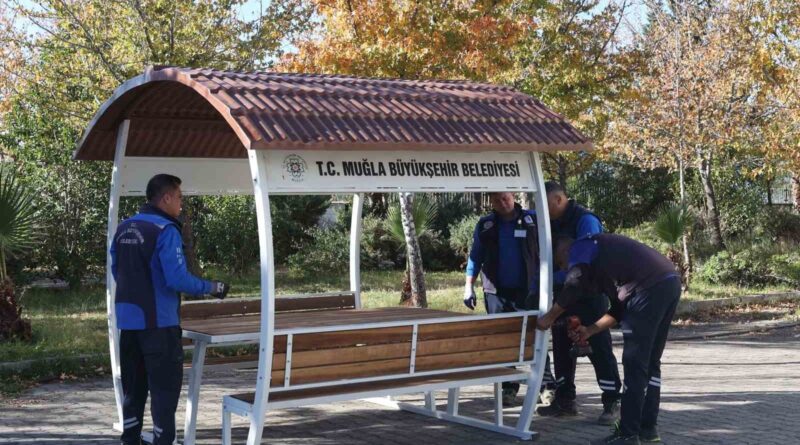 Köyceğiz’de ortak yaşam alanlarına ’kent mobilyası’ yerleştirildi