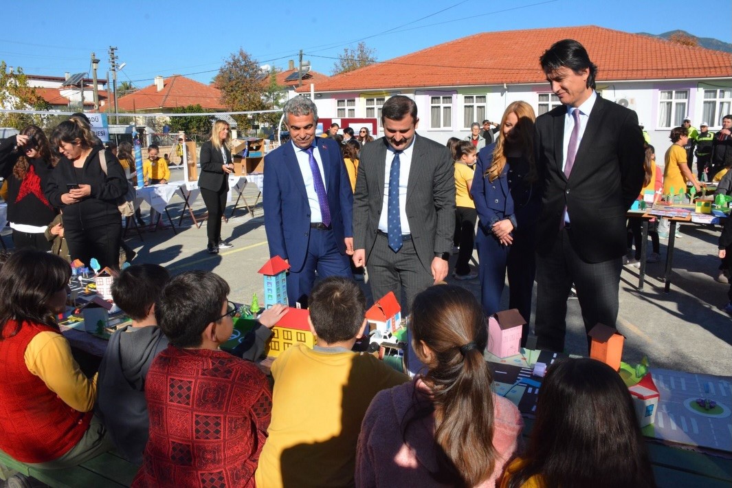 koycegizli-ogrencilerden-akilli-trafik-cozumleri-maket-ve-resim-sergisi-5m41ynQ6.jpg