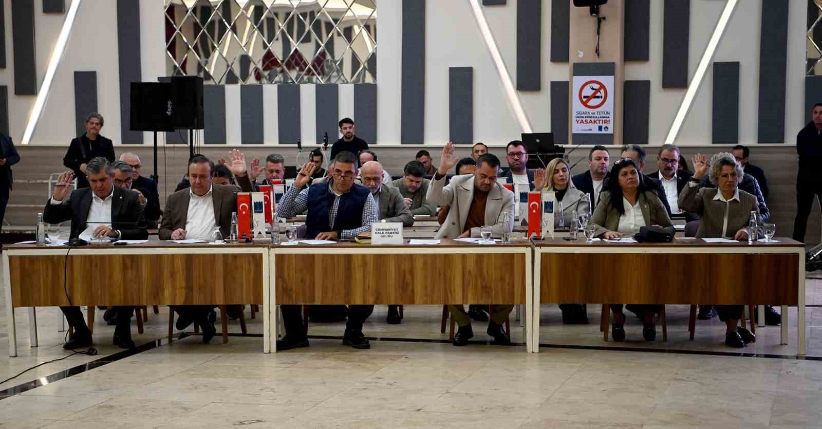 kusadasi-belediye-meclisi-yilin-son-toplantisini-yapti-ZCQeasFq.jpg
