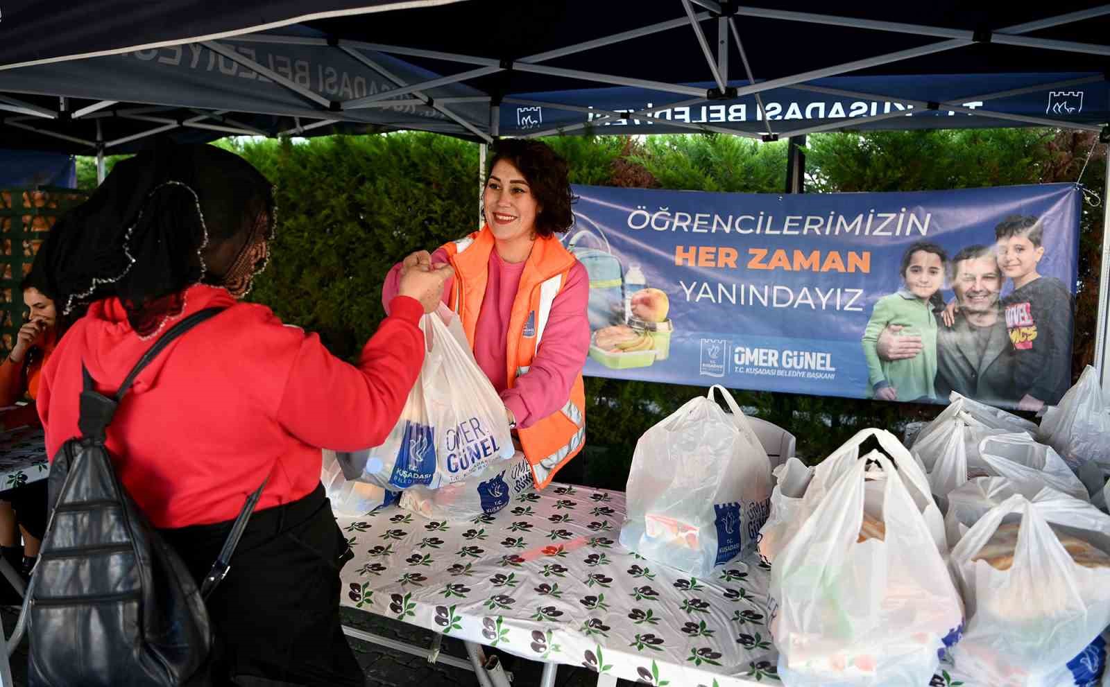 kusadasinda-beslenme-cantalarini-belediye-dolduruyor-7LaCrfDg.jpg