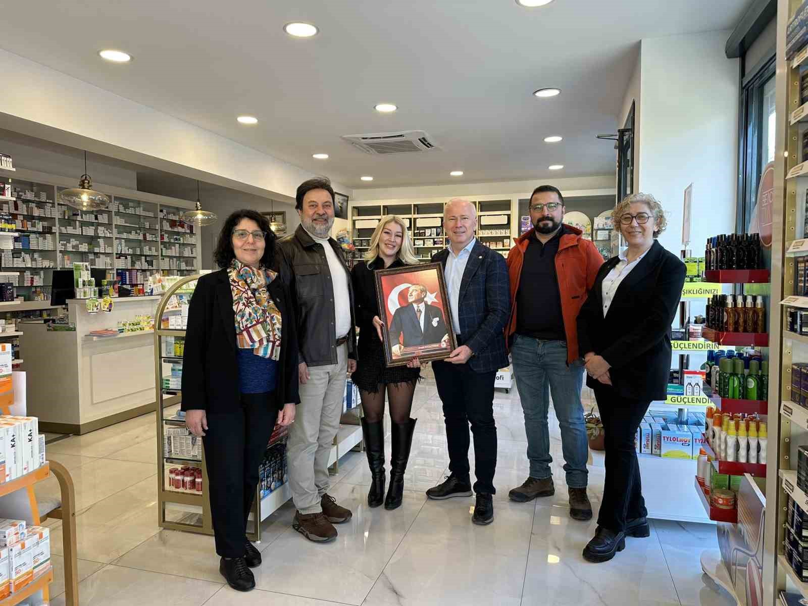 kusadasinda-eczacilik-gundemi-masaya-yatirildi-1JiAab6G.jpg