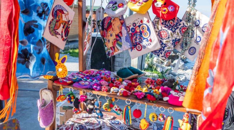 Kuşadası’nda kurulan yılbaşı pazarı rengarenk görünümüyle ilgi odağı oldu Kuşadası’nda kurulan yılbaşı pazarı rengarenk görünümüyle ilgi odağı oldu