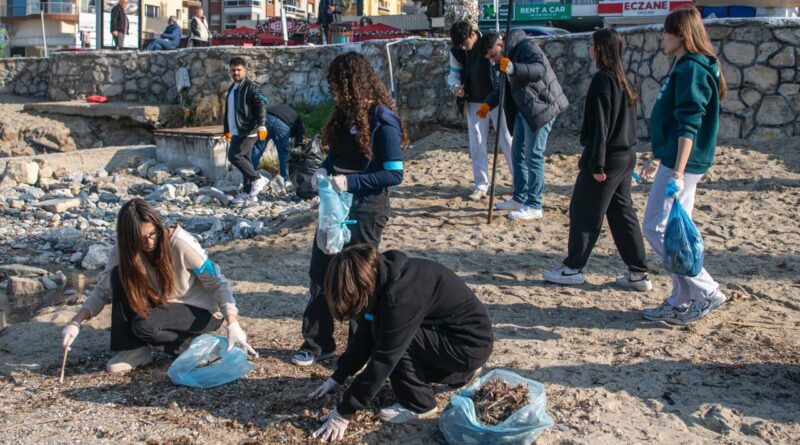 Kuşadası’nda Sökeli öğrencilerden çevreci etkinlik