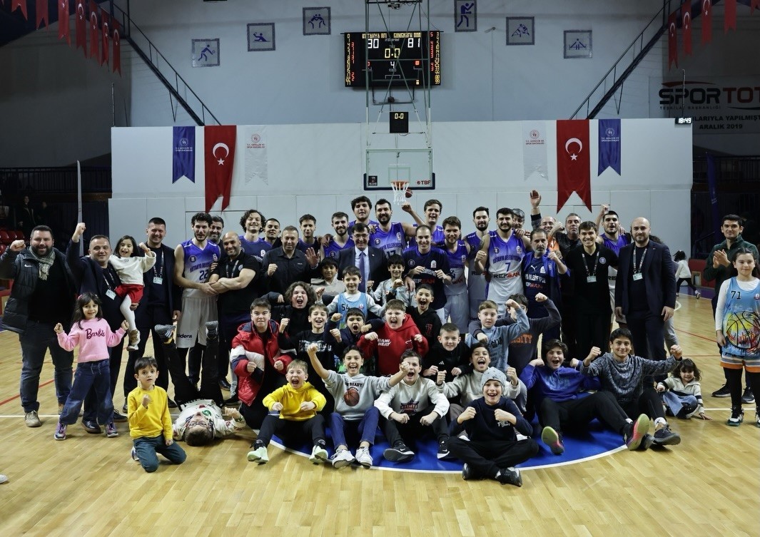 kutahya-belediyespor-basketbol-takimi-zirve-yarisini-surduruyor-iScJWtGD.jpg
