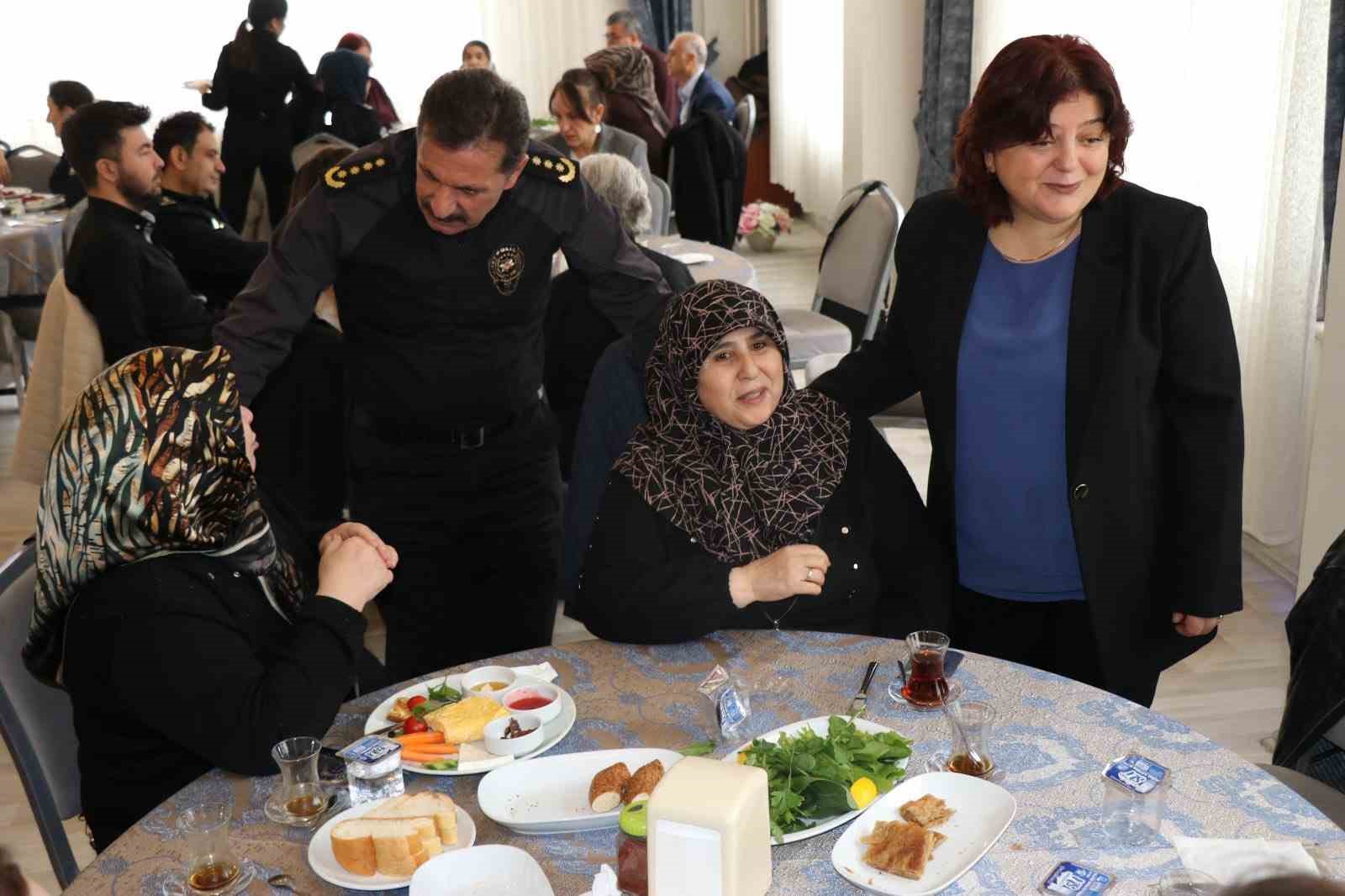 kutahya-emniyeti-sehit-aileleri-ve-gazilerle-kahvaltida-bulustu-NEGsfS8Q.jpg