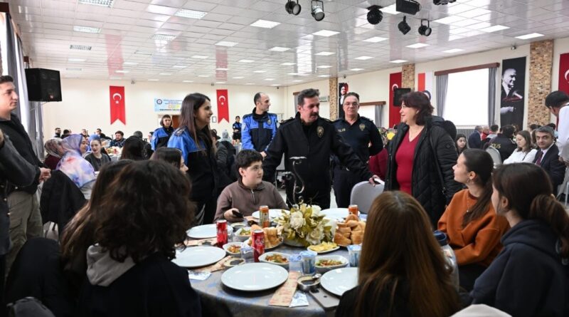 Kütahya İl Emniyet Müdürlüğü eğitim faaliyetlerini tamamladı Kütahya İl Emniyet Müdürlüğü eğitim faaliyetlerini tamamladı