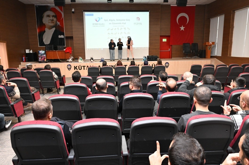 kutahya-il-emniyet-mudurlugu-personeline-isaret-dili-bilgilendirmesi-E4I6RqPx.jpg