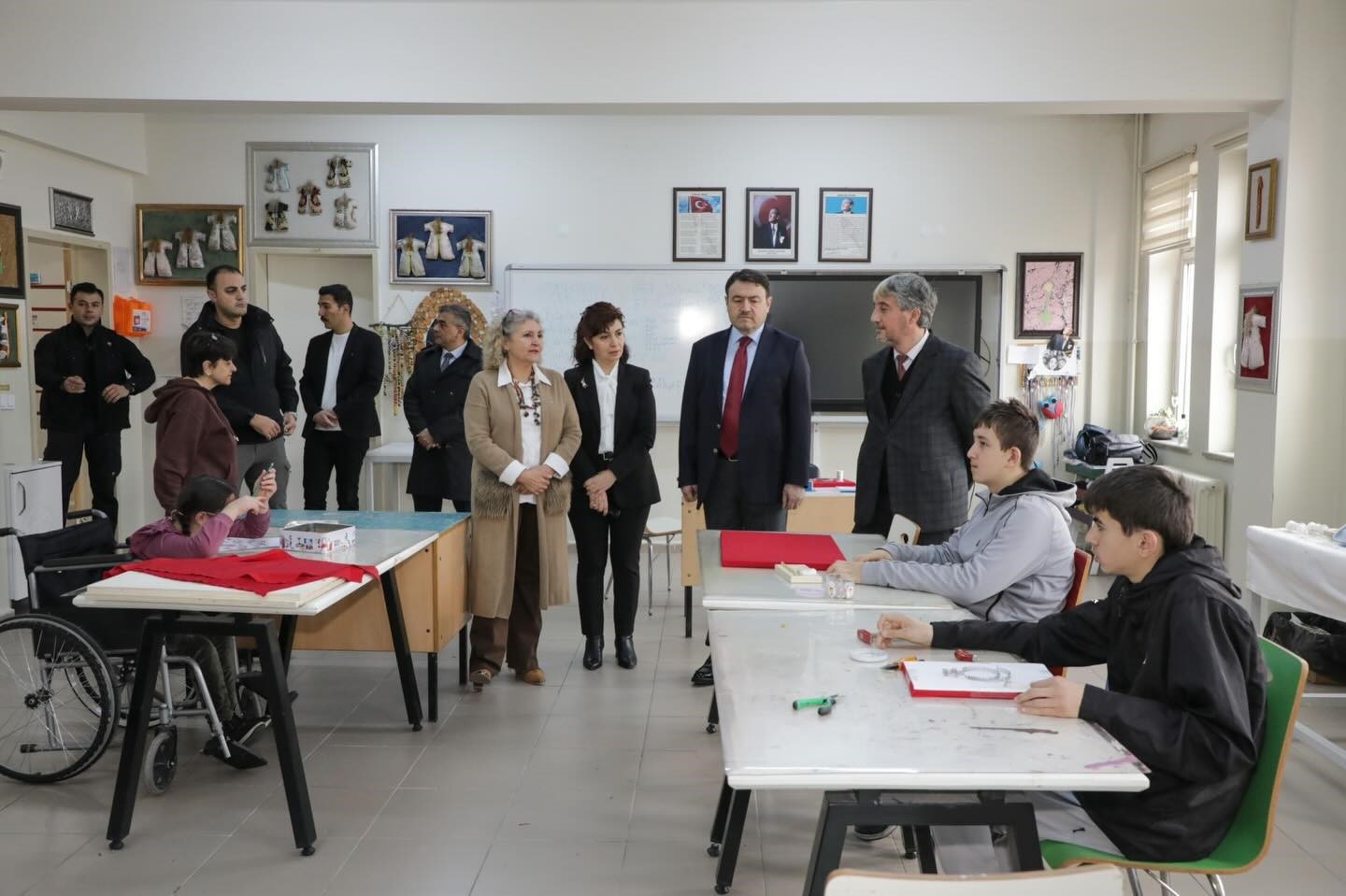 kutahya-valisi-isin-ozel-bireylerin-mesleki-beceriler-kazanmasi-ve-uretime-katilmasi-buyuk-onem-tasiyor-7dQknrYJ.jpg