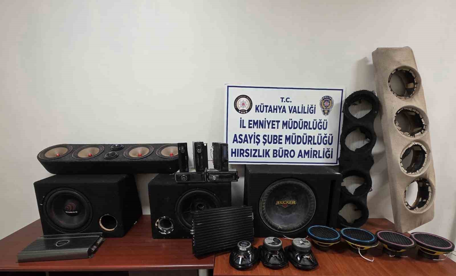 kutahyada-araclardan-ses-sistemi-hirsizligi-yapan-2-supheli-yakalandi-51U481uE.jpg
