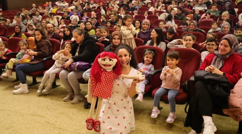 Kütahya’da ’Ecem ile Çilek Vantrolog Gösterisi’ne çocuklardan ilgi Kütahya’da ’Ecem ile Çilek Vantrolog Gösterisi’ne çocuklardan ilgi