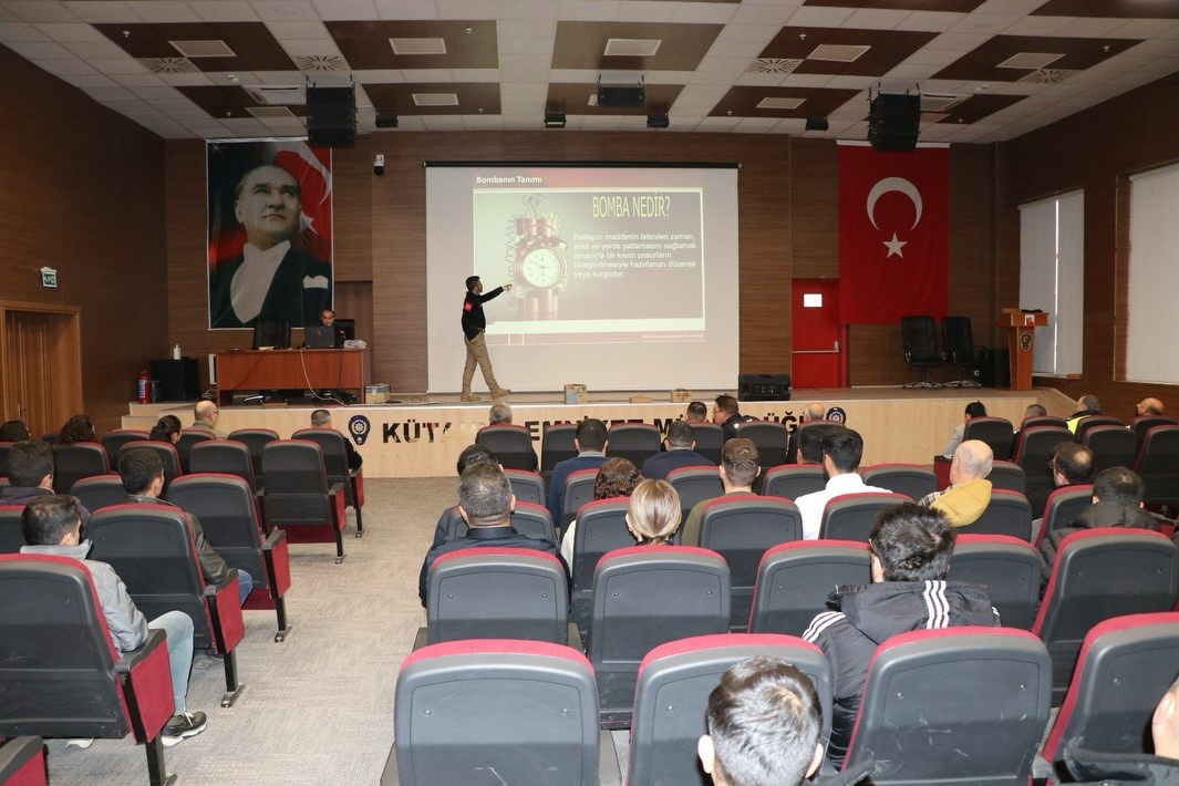 kutahyada-emniyet-personeline-intihar-saldirilarinin-tespiti-ve-alinacak-onlemler-konulu-seminer-VpnOyK6j.jpg