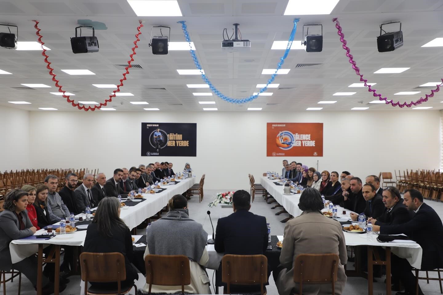 kutahyada-genclik-ve-spor-mudurleri-bir-araya-geldi-3YrSMHrk.jpg