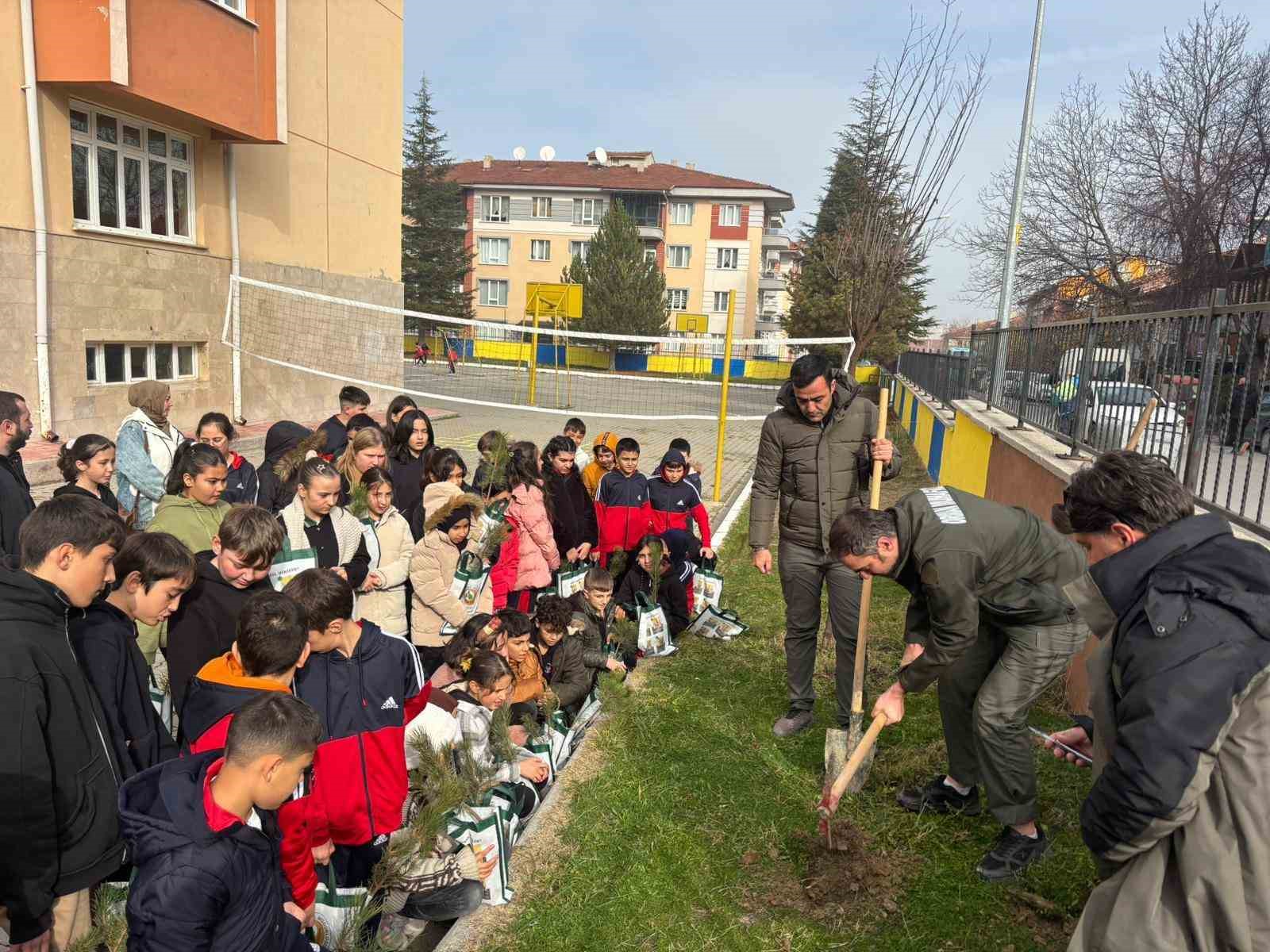 kutahyada-ogrenciler-fidanlari-toprakla-bulusturdu-m8DBgsKD.jpg