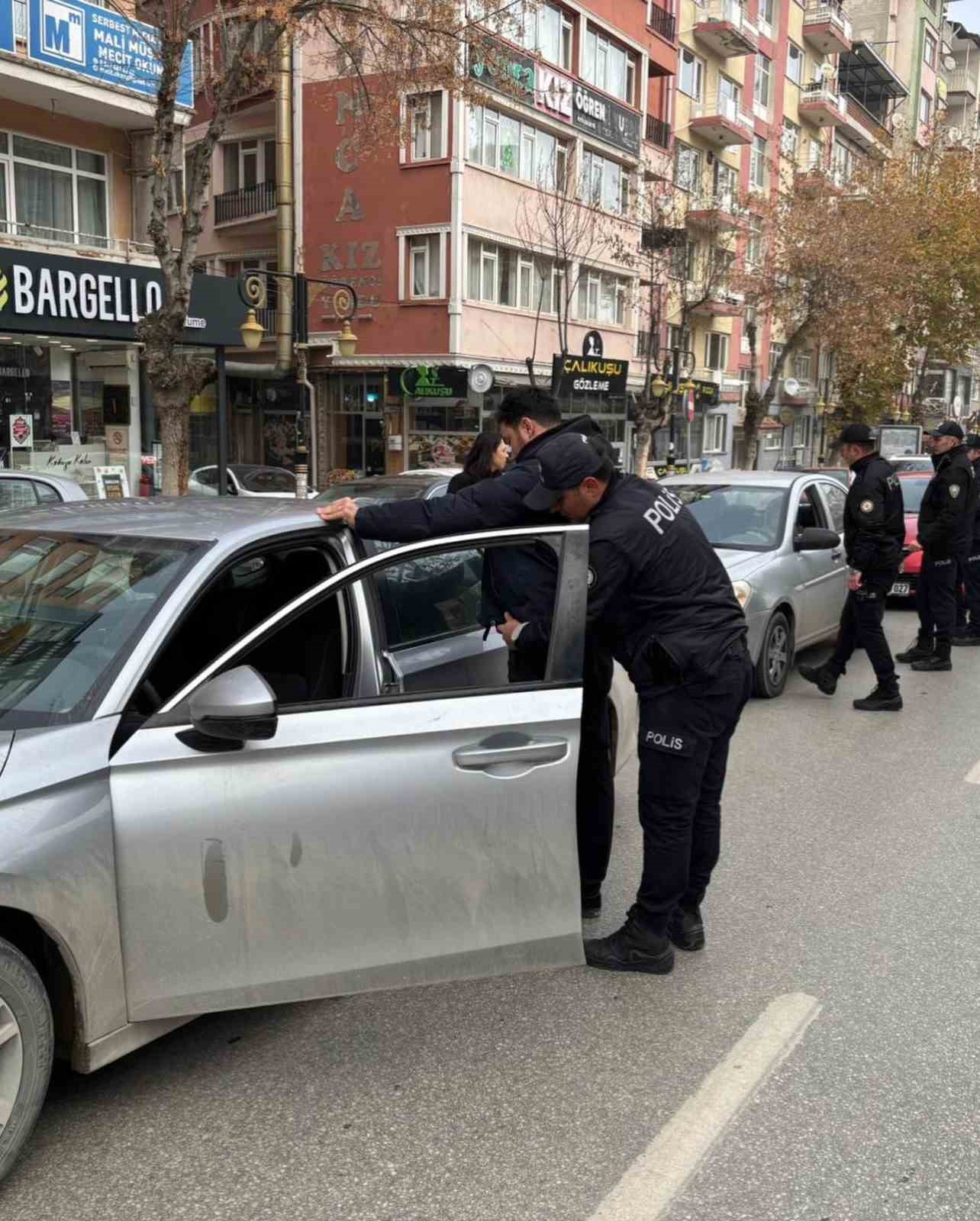 kutahyada-son-iki-haftada-yogun-denetim-45-aranan-sahis-yakalandi-3E77ILEr.jpg