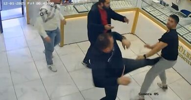 Kuyumcuların ’müşteri’ kavgası kamerada