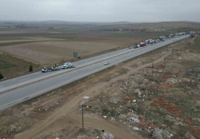 Maddi hasarlı kaza kara yolunu tek yönlü ulaşıma kapattı