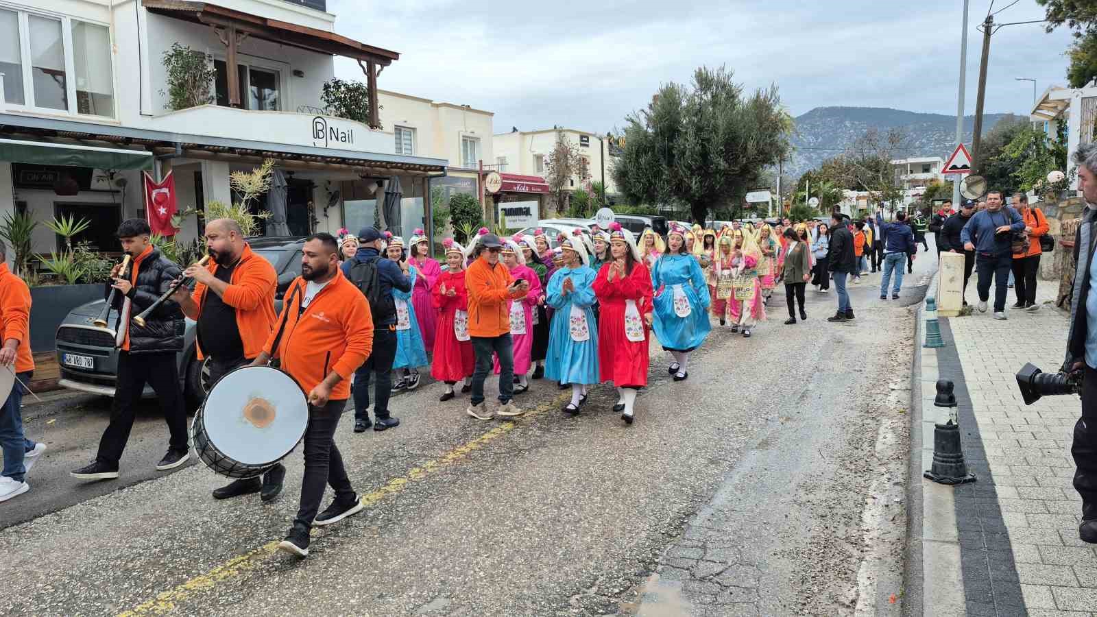 mandalin-festivaline-yogun-ilgi-htZCKzDq.jpg