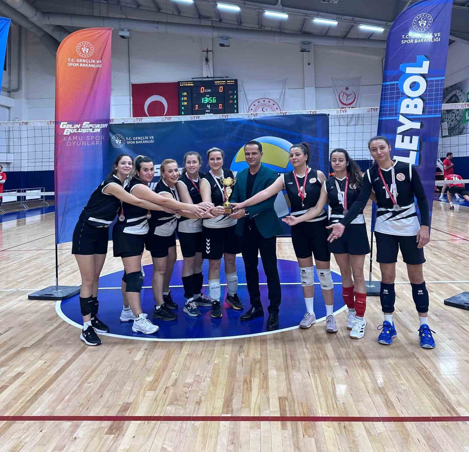 manisa-gsb-kadin-voleybol-takimi-turkiye-ikincisi-oldu-4DrjTRXn.jpg