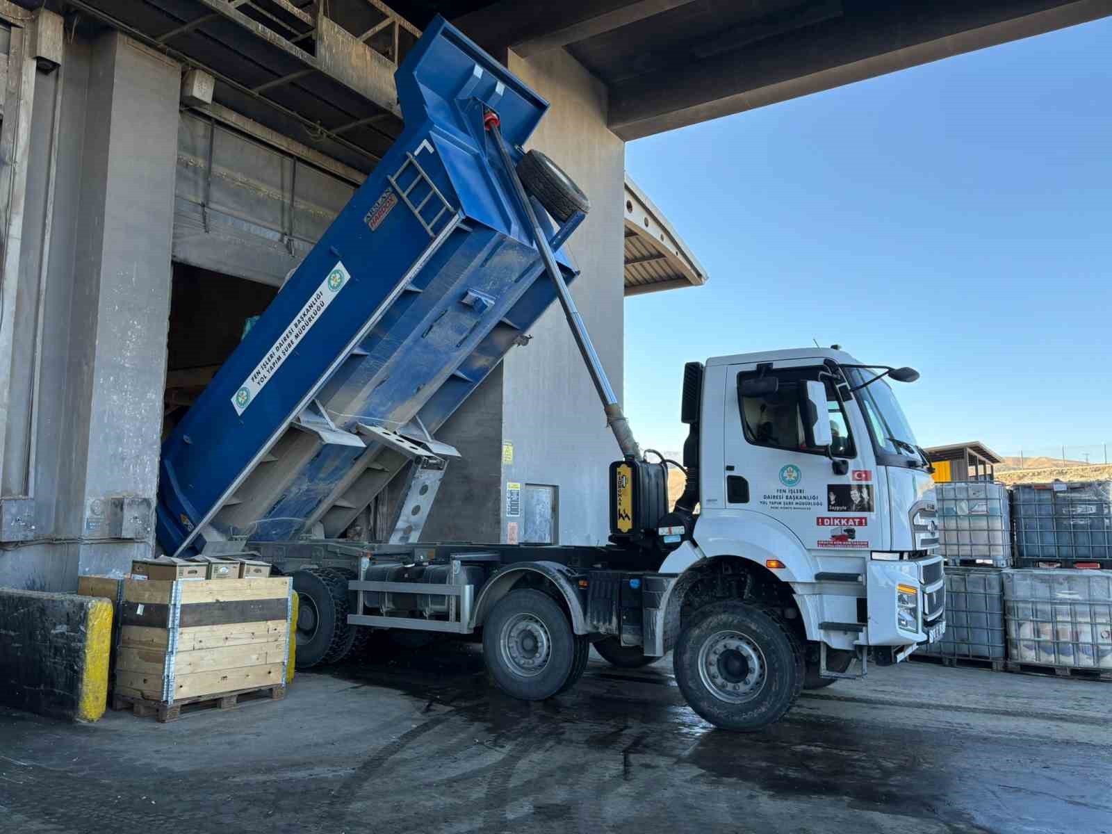 manisada-15-ton-atik-ilac-dogaya-karismadan-imha-edildi-gO4BaRVR.jpg
