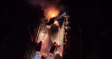 Manisa’da kaza yapan tırlar alev aldı