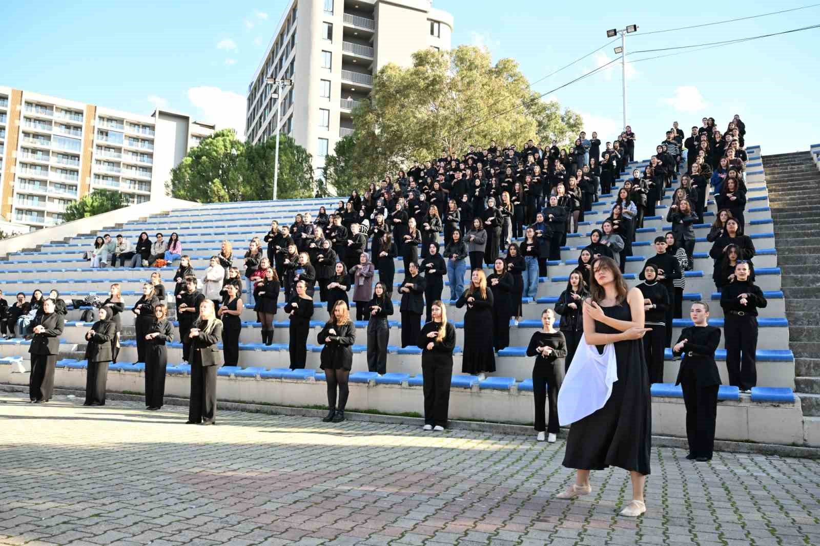 mcbude-300-ogrenciden-karsu-zaman-isaret-dili-performansi-jPM2KXpG.jpg