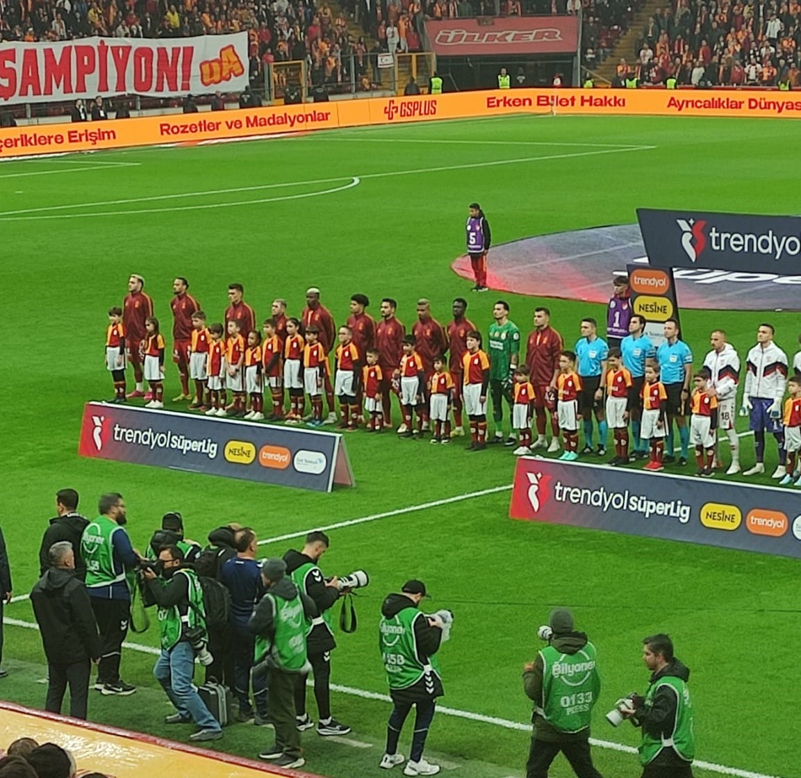 milasli-sehidin-cocuklari-galatasarayin-onur-konugu-oldu-IAR7Ud79.jpg
