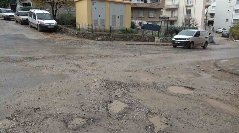 Milas’ta yağış sonrası yollar çamura döndü