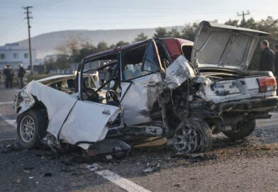 Milas’ta zincirleme kaza, Tofaş araç teneke kutu gibi ezildi