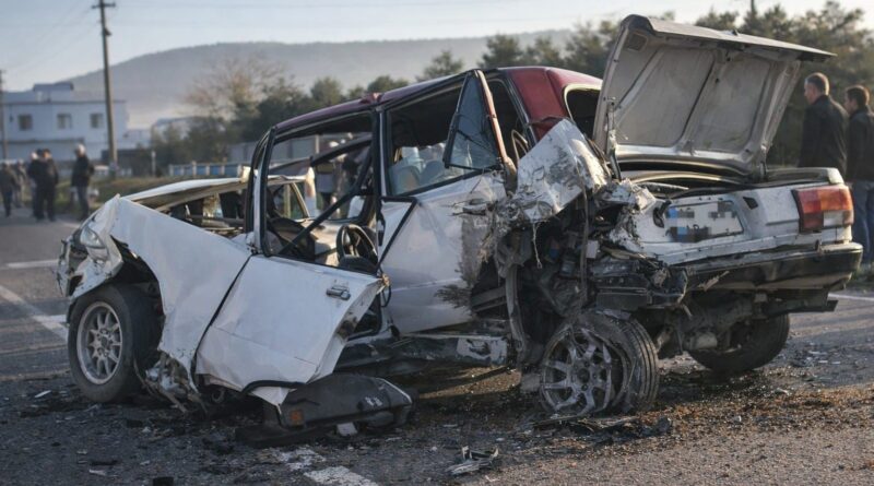 Milas’ta zincirleme kaza, Tofaş araç teneke kutu gibi ezildi