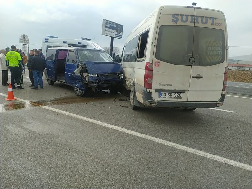 minibuslerin-carpistigi-kazada-7-kisi-yaralandi-A2Dlk7tX.jpg