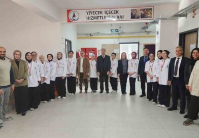 Müdür Yılmaz, uluslararası yemek yarışmasında dereceye giren öğrencileri ziyaret etti