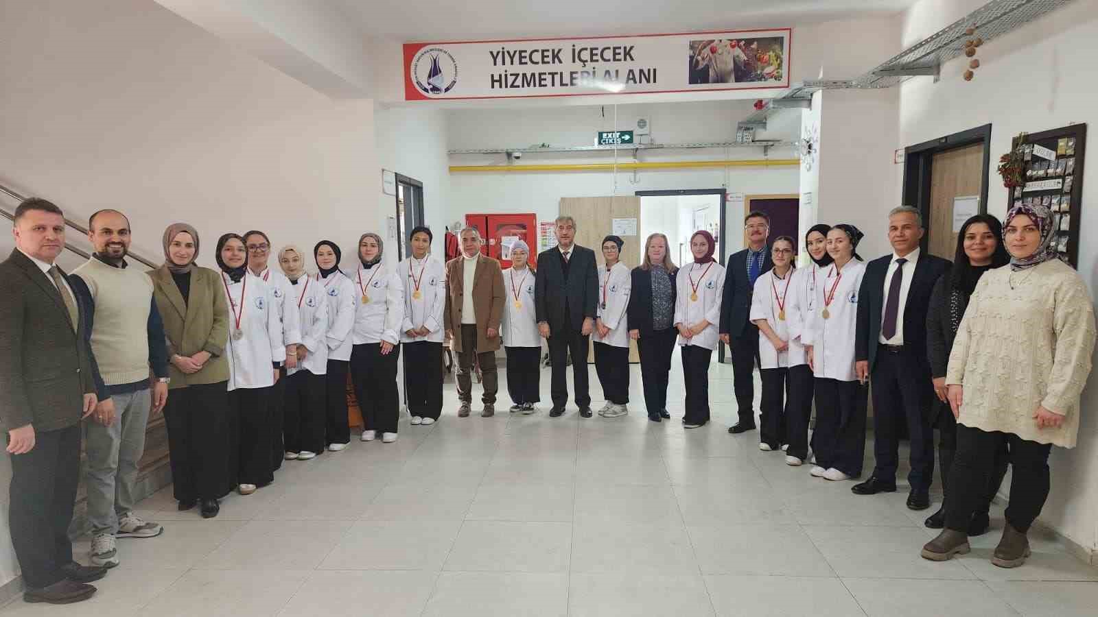 mudur-yilmaz-uluslararasi-yemek-yarismasinda-dereceye-giren-ogrencileri-ziyaret-etti-sOmwh83F.jpg
