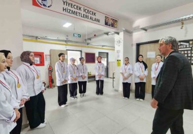 Müdür Yılmaz’dan uluslararası yarışmada derece elde eden öğrencilere tebrik