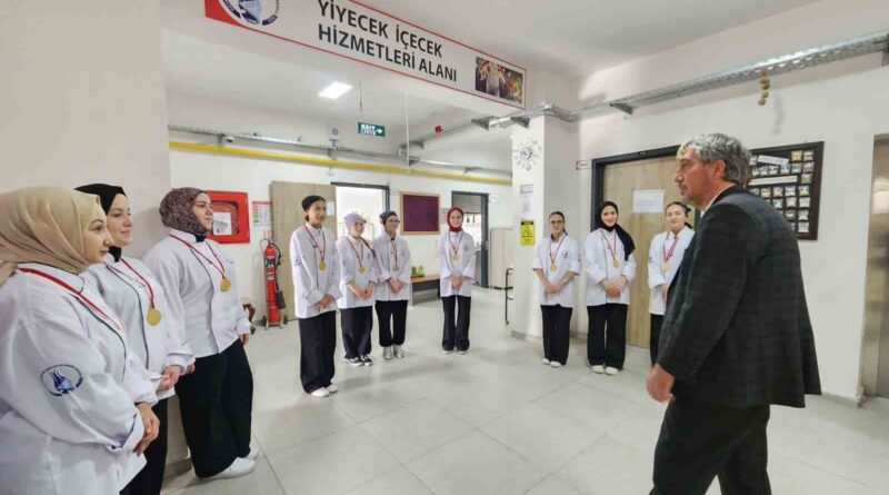 Müdür Yılmaz’dan uluslararası yarışmada derece elde eden öğrencilere tebrik