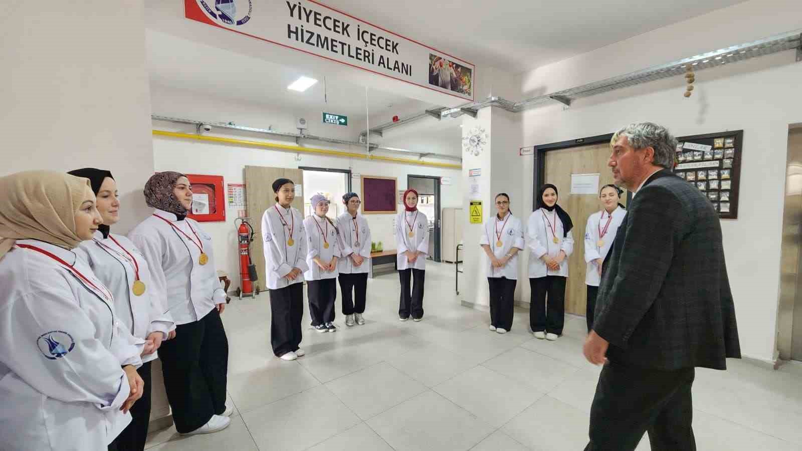 mudur-yilmazdan-uluslararasi-yarismada-derece-elde-eden-ogrencilere-tebrik-76cI8nQh.jpg