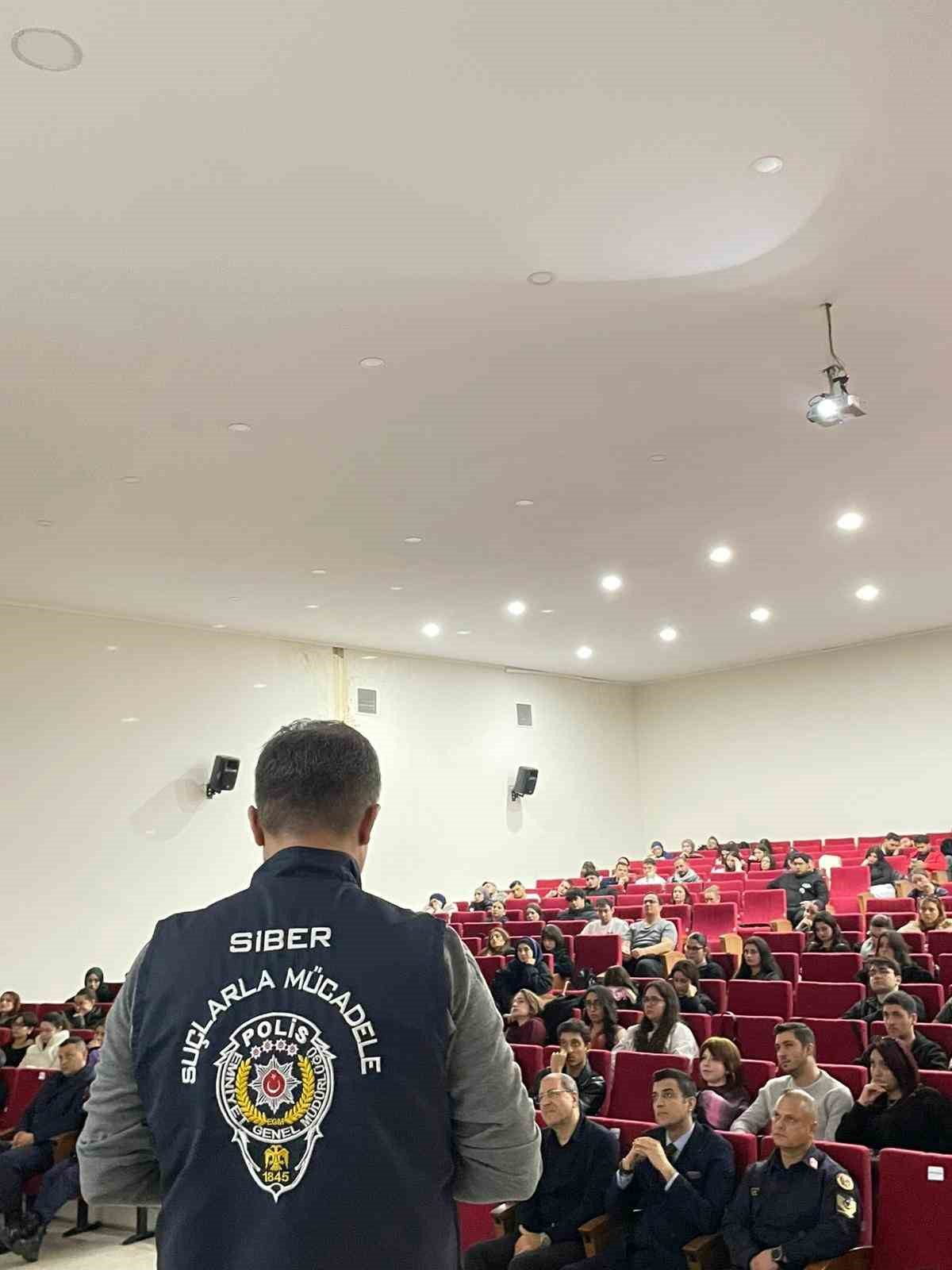 nazilli-iktisadi-ve-idari-bilimler-fakultesinde-siber-guvenlik-semineri-duzenlendi-t6GenJHj.jpg