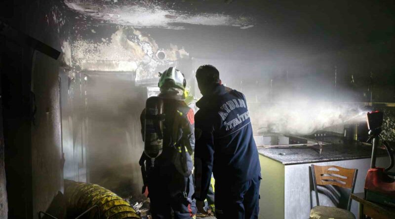 Nazilli’de yanan ev kullanılamaz hale geldi Nazilli’de yanan ev kullanılamaz hale geldi