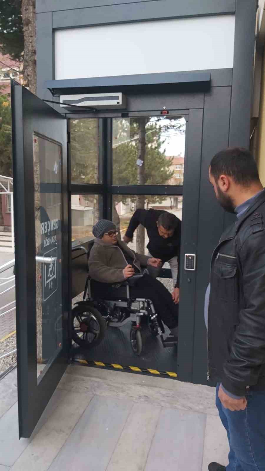 okuldaki-asansor-engelini-vali-kaldirdi-TQGeZyQn.jpg