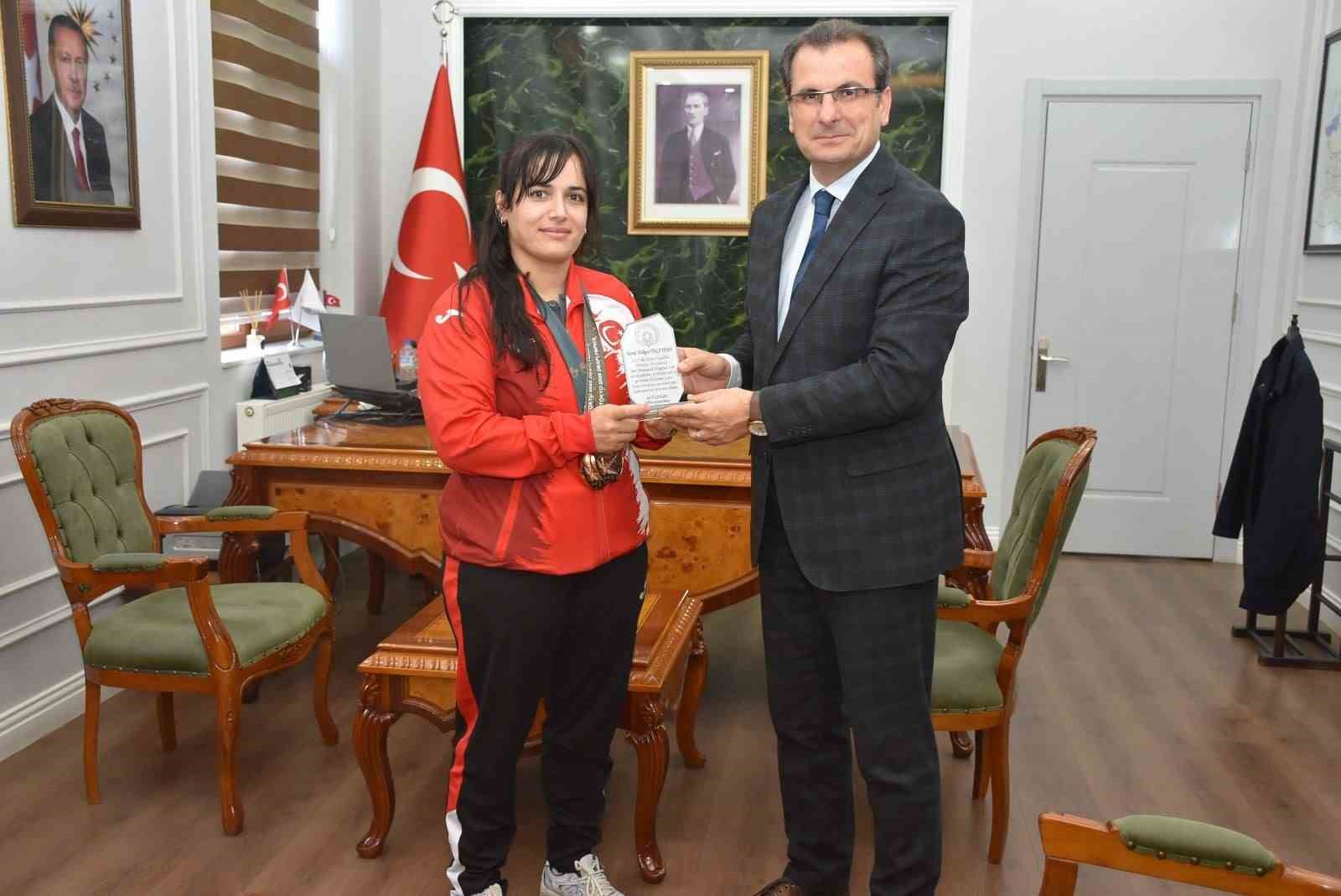 olimpiyat-madalyali-judocuya-kaymakam-guldogandan-plaket-KC25FFS6.jpg
