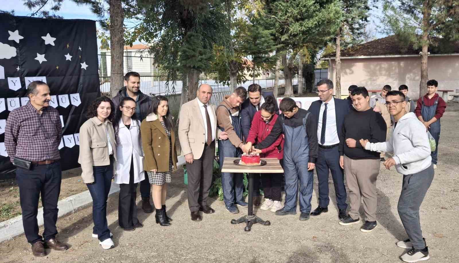 ozel-ogrenciler-protokol-uyeleriyle-birlikte-hasat-yapip-pasta-kesti-Unt8CvHr.jpg