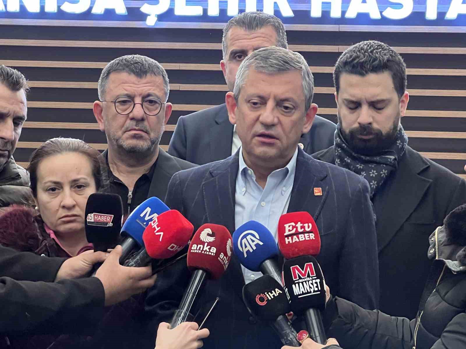 ozgur-ozel-duygularina-hakim-olamadi-TneEfwk4.jpg