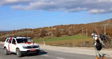 Paramotorla inip gelin arabasının önünü kestiler