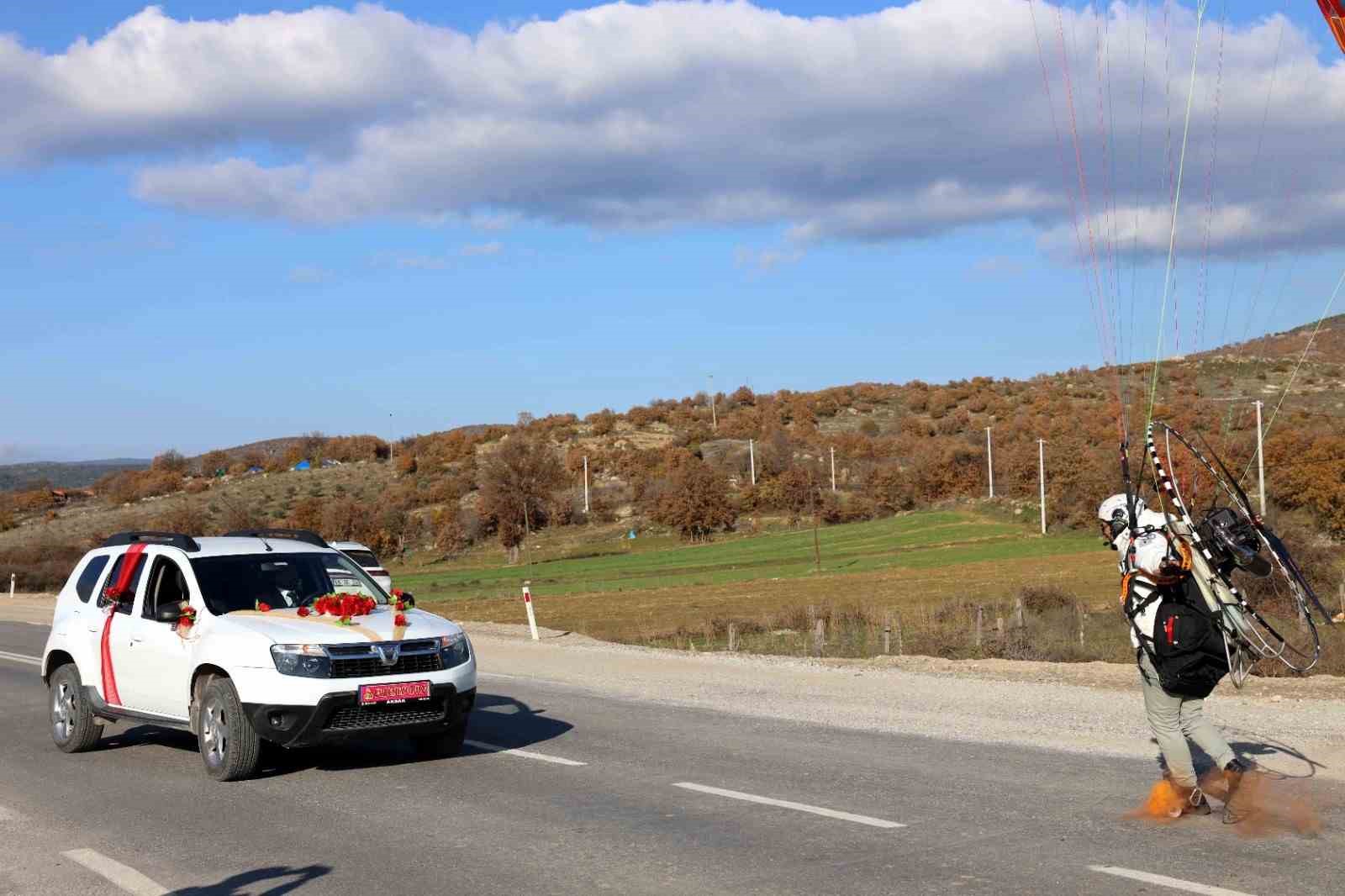 paramotorla-inip-gelin-arabasinin-onunu-kestiler-KhRRMZHP.jpg