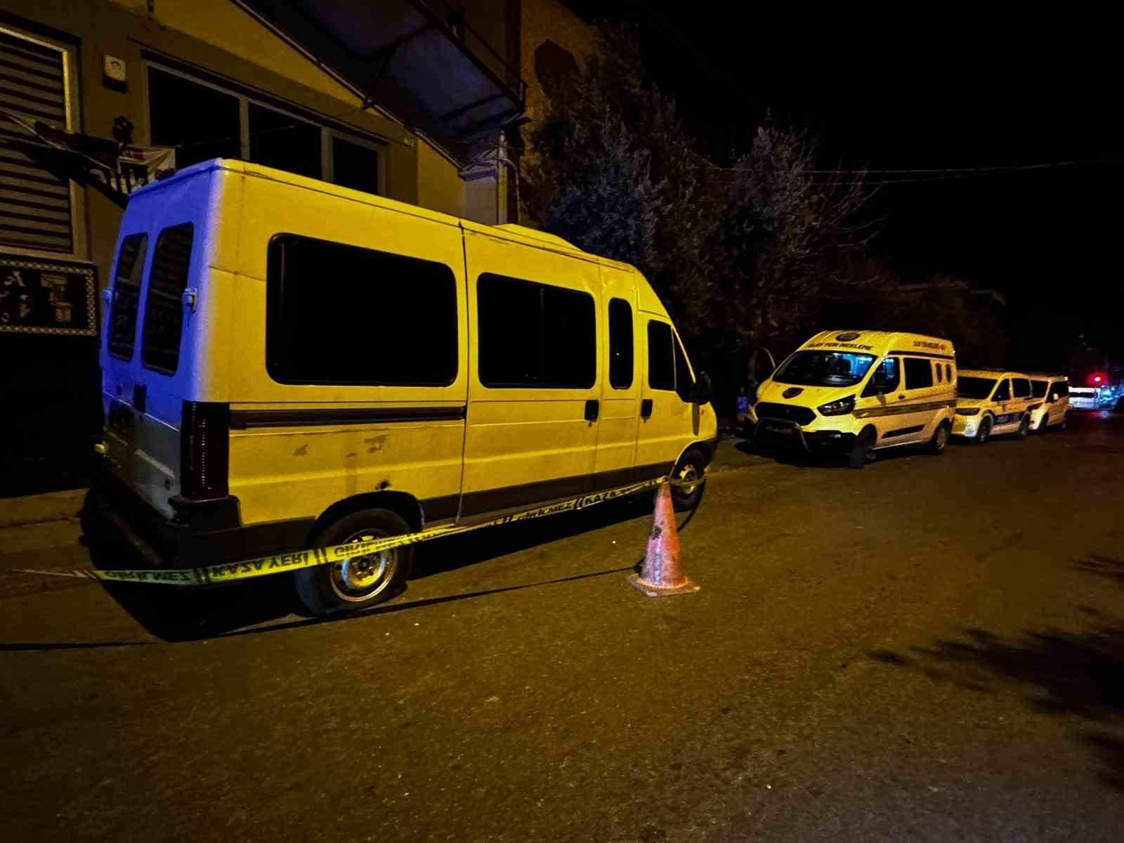 park-halindeki-minibusu-kursunlayip-kactilar-Ud3OLvEC.jpg
