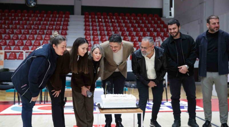 Personelinden Başkan Serkan Acar’a doğum günü sürprizi Personelinden Başkan Serkan Acar’a doğum günü sürprizi